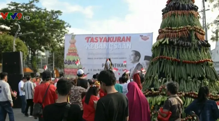 Ăn mừng Tổng thống Joko Widodo tái đắc cử, người dân Indonesia dựng tháp thực phẩm 7m - Ảnh 1. Ăn mừng Tổng thống Joko Widodo tái đắc cử, người dân Indonesia dựng tháp thực phẩm 7m - Ảnh 1.