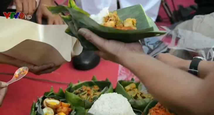 Ăn mừng Tổng thống Joko Widodo tái đắc cử, người dân Indonesia dựng tháp thực phẩm 7m - Ảnh 2. Ăn mừng Tổng thống Joko Widodo tái đắc cử, người dân Indonesia dựng tháp thực phẩm 7m - Ảnh 2.