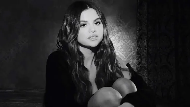 Selena Gomez tái xuất, viết nhạc về tình cũ Justin Bieber? - Ảnh 2. Selena Gomez tái xuất, viết nhạc về tình cũ Justin Bieber? - Ảnh 2.