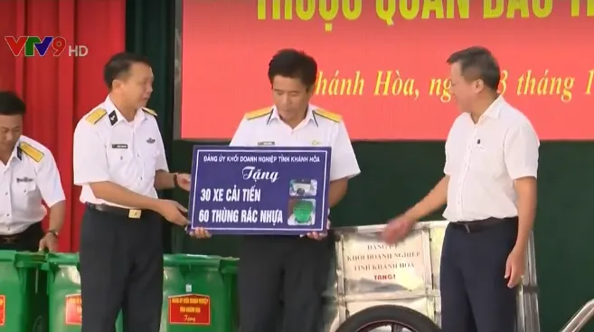 Trao dụng cụ sinh hoạt hỗ trợ cho các đảo ở Trường Sa - Ảnh 2. Trao dụng cụ sinh hoạt hỗ trợ cho các đảo ở Trường Sa - Ảnh 2.