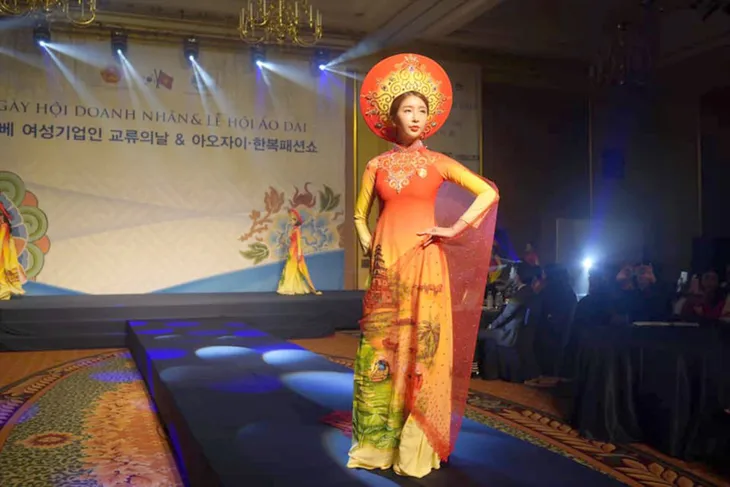 NTK Việt gây bất ngờ với BST Nét Việt tại Hàn Quốc - Ảnh 3. NTK Việt gây bất ngờ với BST Nét Việt tại Hàn Quốc - Ảnh 3.