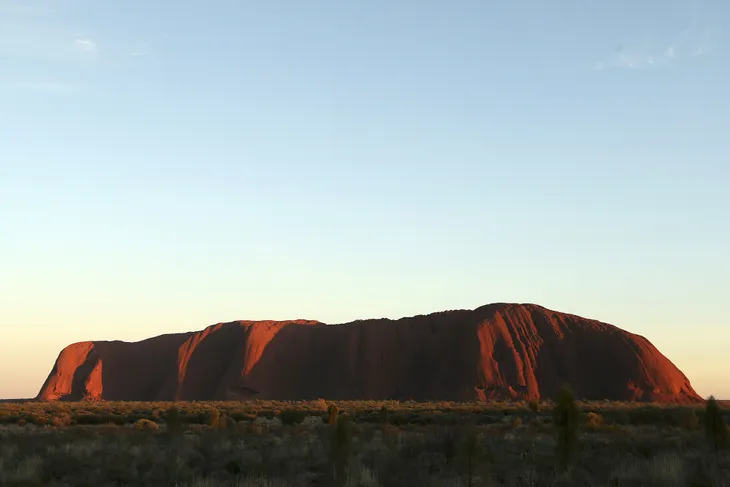 Khách du lịch đổ xô đến núi thiêng Uluru trước lệnh đóng cửa - Ảnh 1. Khách du lịch đổ xô đến núi thiêng Uluru trước lệnh đóng cửa - Ảnh 1.