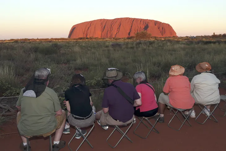 Khách du lịch đổ xô đến núi thiêng Uluru trước lệnh đóng cửa - Ảnh 5. Khách du lịch đổ xô đến núi thiêng Uluru trước lệnh đóng cửa - Ảnh 5.