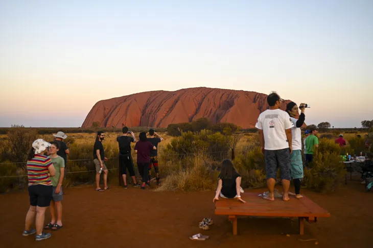 Khách du lịch đổ xô đến núi thiêng Uluru trước lệnh đóng cửa - Ảnh 4. Khách du lịch đổ xô đến núi thiêng Uluru trước lệnh đóng cửa - Ảnh 4.