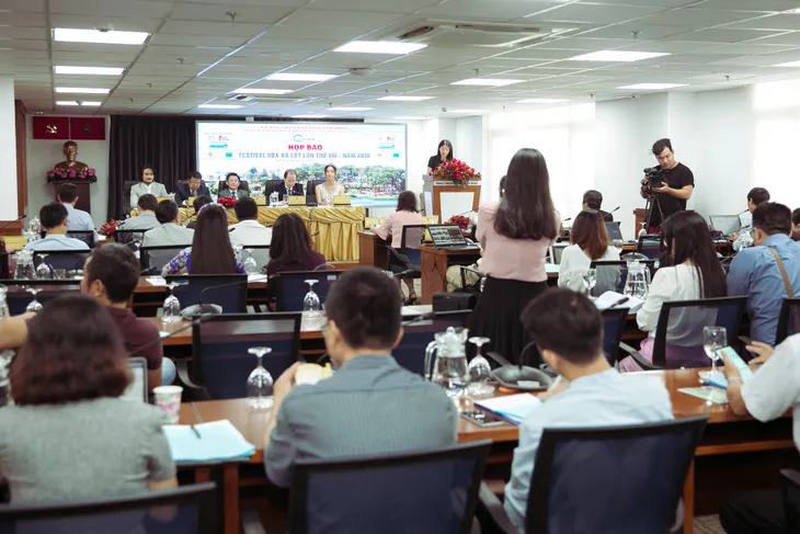 Hoa hậu Lương Thuỳ Linh trở thành Đại sứ Festival Hoa Đà Lạt 2019 - Ảnh 4. Hoa hậu Lương Thuỳ Linh trở thành Đại sứ Festival Hoa Đà Lạt 2019 - Ảnh 4.