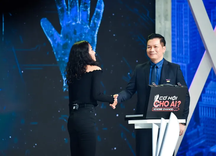 Cơ hội cho ai - Tập 7: Đi xin việc, ứng viên được Sếp tuyển dụng kèm người thân - Ảnh 5. Cơ hội cho ai - Tập 7: Đi xin việc, ứng viên được Sếp tuyển dụng kèm người thân - Ảnh 5.