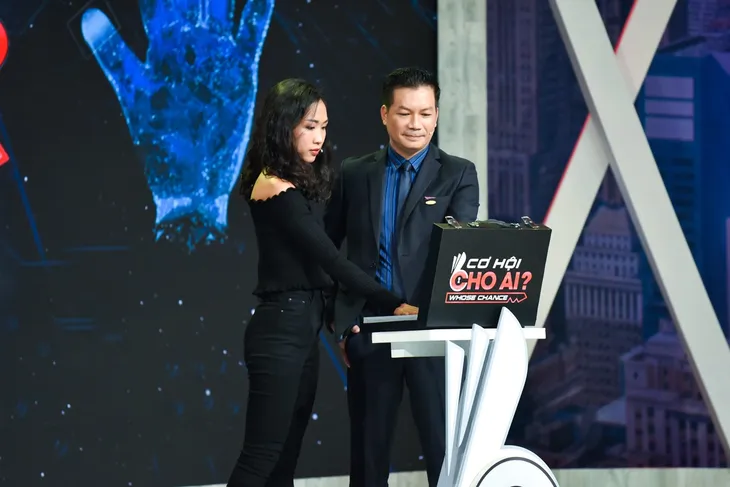 Cơ hội cho ai - Tập 7: Đi xin việc, ứng viên được Sếp tuyển dụng kèm người thân - Ảnh 4. Cơ hội cho ai - Tập 7: Đi xin việc, ứng viên được Sếp tuyển dụng kèm người thân - Ảnh 4.