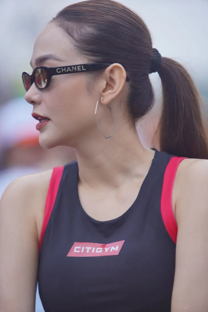 Minh Hằng “nhào lộn” cùng dàn trai 6 múi gây náo loạn trên đường chạy marathon - Ảnh 7. Minh Hằng “nhào lộn” cùng dàn trai 6 múi gây náo loạn trên đường chạy marathon - Ảnh 7.