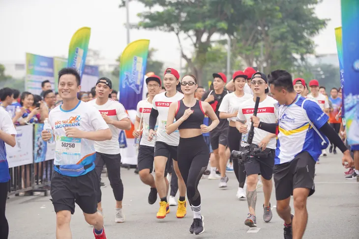 Minh Hằng “nhào lộn” cùng dàn trai 6 múi gây náo loạn trên đường chạy marathon - Ảnh 9. Minh Hằng “nhào lộn” cùng dàn trai 6 múi gây náo loạn trên đường chạy marathon - Ảnh 9.