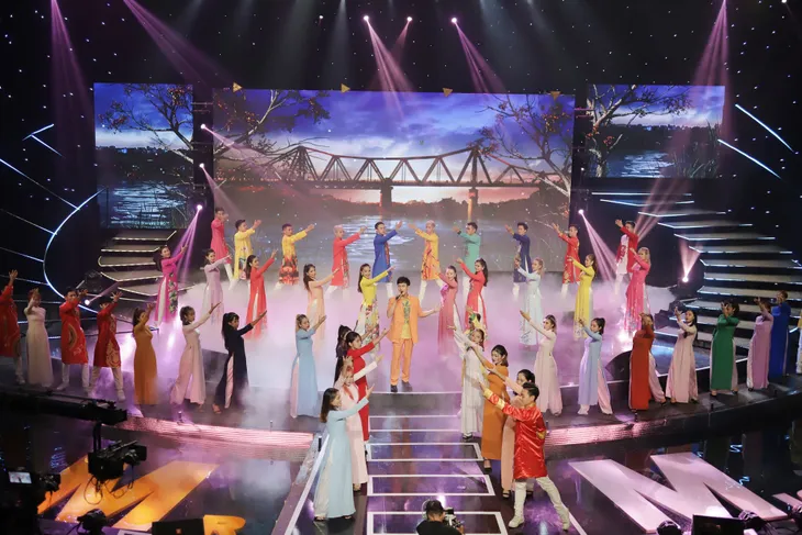 Top 12 Mr&Miss - Gương mặt sinh viên 2019 tỏa sáng với áo dài truyền thống - Ảnh 1. Top 12 Mr&Miss - Gương mặt sinh viên 2019 tỏa sáng với áo dài truyền thống - Ảnh 1.