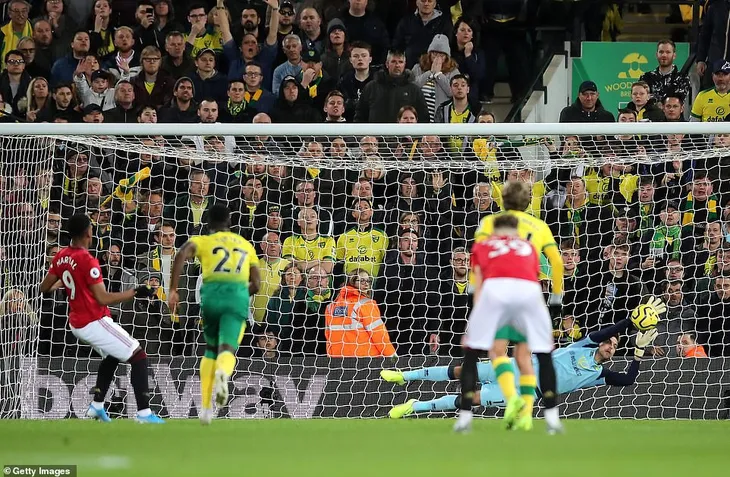 Norwich 1-3 Manchester United: 2 lần đá hỏng penalty, Man Utd vẫn giành trọn 3 điểm - Ảnh 4. Norwich 1-3 Manchester United: 2 lần đá hỏng penalty, Man Utd vẫn giành trọn 3 điểm - Ảnh 4.