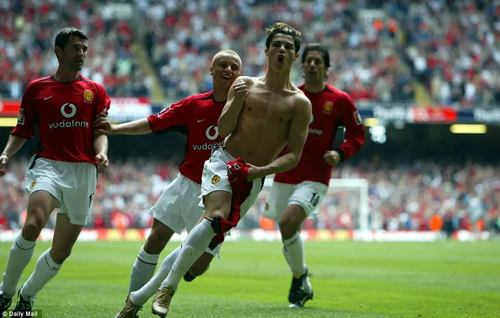 Manchester United là đội đầu tiên ghi 2000 bàn ở giải Ngoại hạng Anh - Ảnh 4. Manchester United là đội đầu tiên ghi 2000 bàn ở giải Ngoại hạng Anh - Ảnh 4.