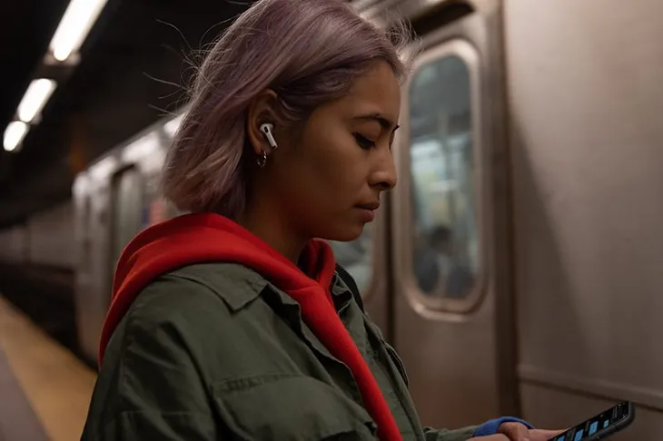 Apple ra mắt AirPods Pro: Thiết kế hoàn toàn mới, chống ồn chủ động, giá gần 6 triệu - Ảnh 3. Apple ra mắt AirPods Pro: Thiết kế hoàn toàn mới, chống ồn chủ động, giá gần 6 triệu - Ảnh 3.