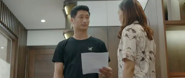 Hoa hồng trên ngực trái - Tập 18: Cầm 500 triệu đồng, Khuê đau đớn bước chân ra khỏi nhà - Ảnh 1. Hoa hồng trên ngực trái - Tập 18: Cầm 500 triệu đồng, Khuê đau đớn bước chân ra khỏi nhà - Ảnh 1.
