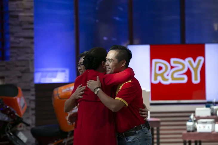 Shark Tank Việt Nam: Shark Liên rót 15 tỷ đồng cho startup máy ép kính điện thoại - Ảnh 5. Shark Tank Việt Nam: Shark Liên rót 15 tỷ đồng cho startup máy ép kính điện thoại - Ảnh 5.