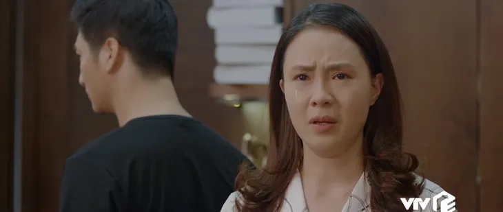 Hoa hồng trên ngực trái: Ngậm ngùi hy sinh hạnh phúc của bản thân, Khuê đồng ý ly hôn để lấy tiền cứu em trai - Ảnh 4. Hoa hồng trên ngực trái: Ngậm ngùi hy sinh hạnh phúc của bản thân, Khuê đồng ý ly hôn để lấy tiền cứu em trai - Ảnh 4.