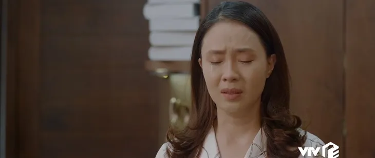 Hoa hồng trên ngực trái: Ngậm ngùi hy sinh hạnh phúc của bản thân, Khuê đồng ý ly hôn để lấy tiền cứu em trai - Ảnh 8. Hoa hồng trên ngực trái: Ngậm ngùi hy sinh hạnh phúc của bản thân, Khuê đồng ý ly hôn để lấy tiền cứu em trai - Ảnh 8.