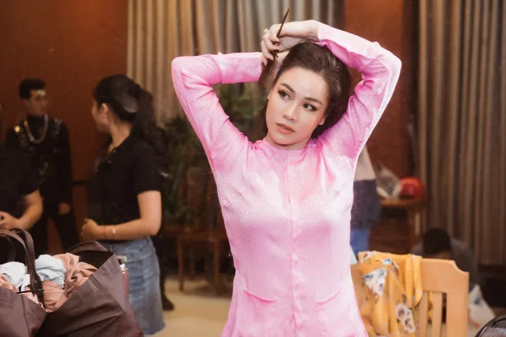 Mặc hai phong cách đối lập, Nhật Kim Anh vẫn thu hút mọi ánh nhìn - Ảnh 2. Mặc hai phong cách đối lập, Nhật Kim Anh vẫn thu hút mọi ánh nhìn - Ảnh 2.