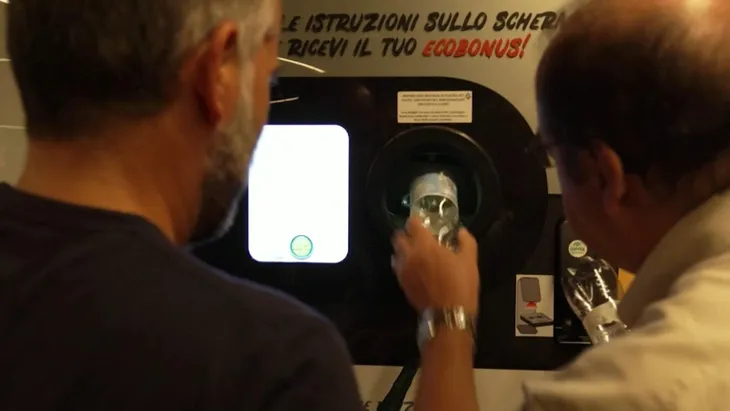 Đổi rác nhựa lấy vé tàu điện ngầm tại Rome, Italy - Ảnh 1. Đổi rác nhựa lấy vé tàu điện ngầm tại Rome, Italy - Ảnh 1.