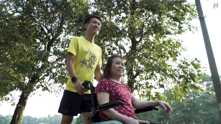 Chàng trai đẩy theo mẹ ngồi xe lăn chạy bộ, gây xúc động trong tập 4 Revive Marathon xuyên Việt - Ảnh 2. Chàng trai đẩy theo mẹ ngồi xe lăn chạy bộ, gây xúc động trong tập 4 Revive Marathon xuyên Việt - Ảnh 2.