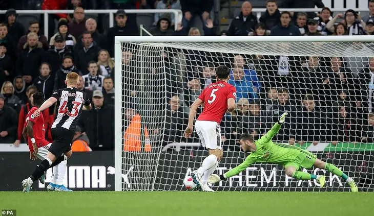 Newcastle United 1-0 Manchester United: Nối dài nỗi thất vọng sân khách! - Ảnh 1. Newcastle United 1-0 Manchester United: Nối dài nỗi thất vọng sân khách! - Ảnh 1.