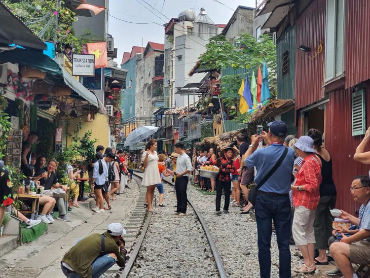 Tàu qua phố cà phê Hà Nội phải dừng khẩn cấp - Ảnh 4. Tàu qua phố cà phê Hà Nội phải dừng khẩn cấp - Ảnh 4.