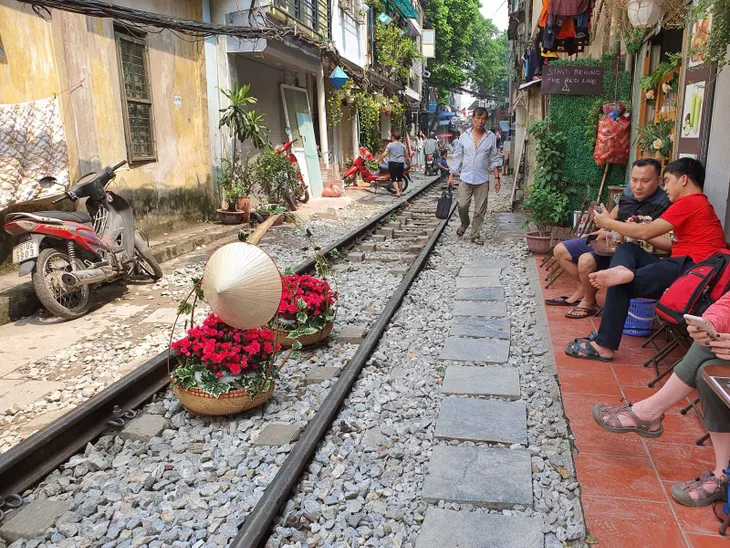 Tàu qua phố cà phê Hà Nội phải dừng khẩn cấp - Ảnh 9. Tàu qua phố cà phê Hà Nội phải dừng khẩn cấp - Ảnh 9.