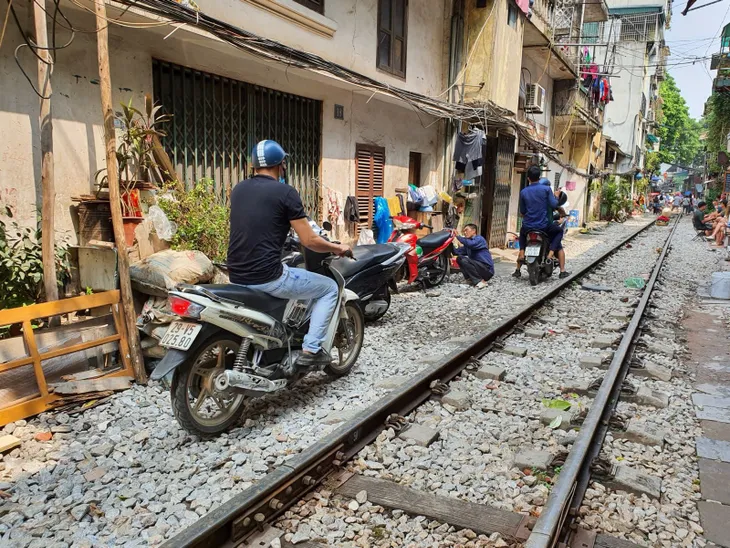 Tàu qua phố cà phê Hà Nội phải dừng khẩn cấp - Ảnh 7. Tàu qua phố cà phê Hà Nội phải dừng khẩn cấp - Ảnh 7.