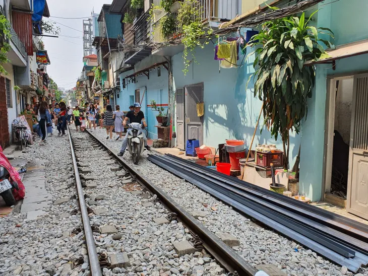 Tàu qua phố cà phê Hà Nội phải dừng khẩn cấp - Ảnh 6. Tàu qua phố cà phê Hà Nội phải dừng khẩn cấp - Ảnh 6.