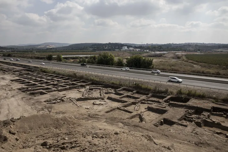 Israel phát hiện thành phố cổ 5.000 năm tuổi - Ảnh 2. Israel phát hiện thành phố cổ 5.000 năm tuổi - Ảnh 2.