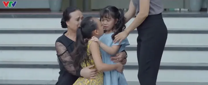 Hoa hồng trên ngực trái - Tập 19: Xé lòng cảnh hai con của Khuê phải chia lìa vì bố mẹ ly hôn - Ảnh 1. Hoa hồng trên ngực trái - Tập 19: Xé lòng cảnh hai con của Khuê phải chia lìa vì bố mẹ ly hôn - Ảnh 1.