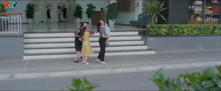 Hoa hồng trên ngực trái - Tập 19: Xé lòng cảnh hai con của Khuê phải chia lìa vì bố mẹ ly hôn - Ảnh 4. Hoa hồng trên ngực trái - Tập 19: Xé lòng cảnh hai con của Khuê phải chia lìa vì bố mẹ ly hôn - Ảnh 4.