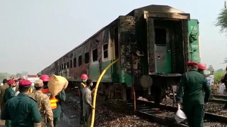 Nổ bình ga trên tàu hỏa Pakistan khiến ít nhất 65 người thiệt mạng - Ảnh 2. Nổ bình ga trên tàu hỏa Pakistan khiến ít nhất 65 người thiệt mạng - Ảnh 2.