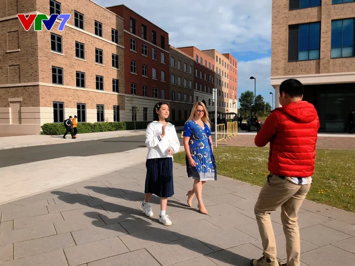 IELTS FACE-OFF số 11: Ghé thăm ngôi trường 100 năm tuổi của Anh - Ảnh 1. IELTS FACE-OFF số 11: Ghé thăm ngôi trường 100 năm tuổi của Anh - Ảnh 1.