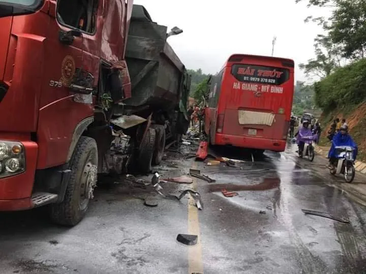 Tuyên Quang: Xe khách va chạm xe ben, 6 người nhập viện - Ảnh 1. Tuyên Quang: Xe khách va chạm xe ben, 6 người nhập viện - Ảnh 1.