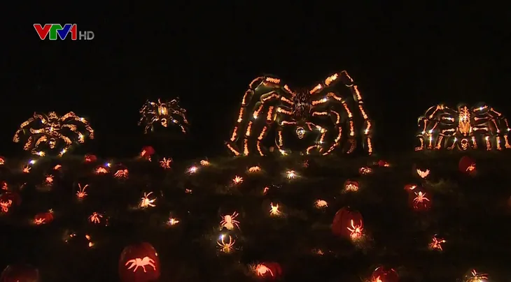 Đặc sắc lễ hội thắp đèn bí ngô lớn nhất tại Mỹ dịp Halloween - Ảnh 1. Đặc sắc lễ hội thắp đèn bí ngô lớn nhất tại Mỹ dịp Halloween - Ảnh 1.