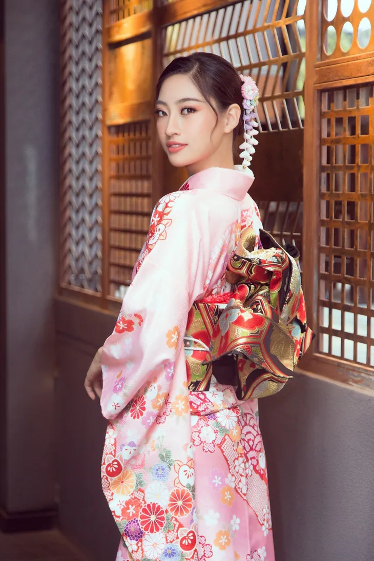 Hoa hậu Lương Thùy Linh - Á hậu Tường San diện kimono đọ sắc - Ảnh 10. Hoa hậu Lương Thùy Linh - Á hậu Tường San diện kimono đọ sắc - Ảnh 10.