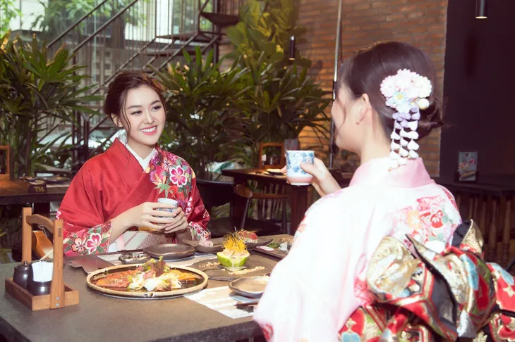 Hoa hậu Lương Thùy Linh - Á hậu Tường San diện kimono đọ sắc - Ảnh 11. Hoa hậu Lương Thùy Linh - Á hậu Tường San diện kimono đọ sắc - Ảnh 11.