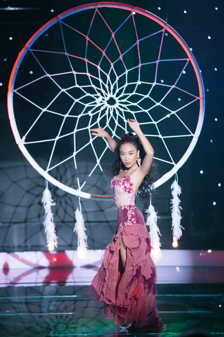 Đoan Trang lần đầu biểu diễn cùng con gái trong chương trình 60 phút rực rỡ - Ảnh 1. Đoan Trang lần đầu biểu diễn cùng con gái trong chương trình 60 phút rực rỡ - Ảnh 1.