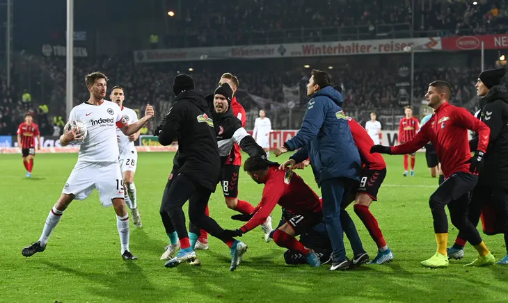 Hy hữu: Đốn ngã HLV đối thủ, cầu thủ Bundesliga nhận thẻ đỏ trực tiếp! - Ảnh 2. Hy hữu: Đốn ngã HLV đối thủ, cầu thủ Bundesliga nhận thẻ đỏ trực tiếp! - Ảnh 2.