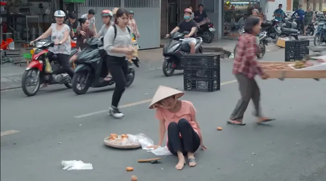Bán chồng - Tập 33: Gặp nạn phải nhập viện, Nương và Vui suýt tái ngộ - Ảnh 3. Bán chồng - Tập 33: Gặp nạn phải nhập viện, Nương và Vui suýt tái ngộ - Ảnh 3.