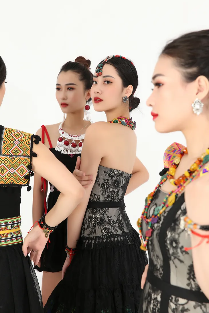NTK Cao Minh Tiến lấn sân ca hát, “lạc” giữa rừng mỹ nhân trong MV mới - Ảnh 9. NTK Cao Minh Tiến lấn sân ca hát, “lạc” giữa rừng mỹ nhân trong MV mới - Ảnh 9.