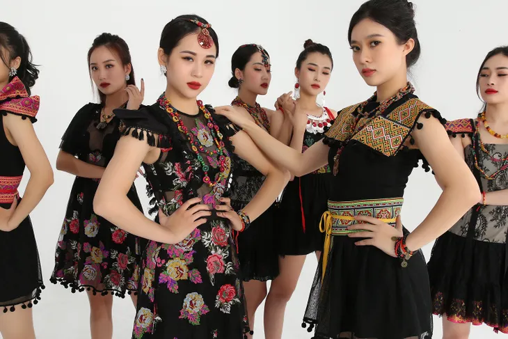 NTK Cao Minh Tiến lấn sân ca hát, “lạc” giữa rừng mỹ nhân trong MV mới - Ảnh 8. NTK Cao Minh Tiến lấn sân ca hát, “lạc” giữa rừng mỹ nhân trong MV mới - Ảnh 8.