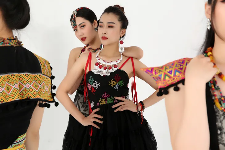 NTK Cao Minh Tiến lấn sân ca hát, “lạc” giữa rừng mỹ nhân trong MV mới - Ảnh 7. NTK Cao Minh Tiến lấn sân ca hát, “lạc” giữa rừng mỹ nhân trong MV mới - Ảnh 7.