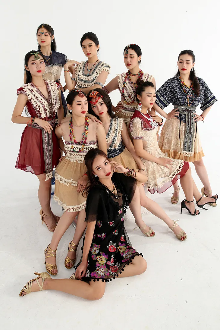 NTK Cao Minh Tiến lấn sân ca hát, “lạc” giữa rừng mỹ nhân trong MV mới - Ảnh 6. NTK Cao Minh Tiến lấn sân ca hát, “lạc” giữa rừng mỹ nhân trong MV mới - Ảnh 6.