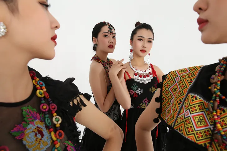 NTK Cao Minh Tiến lấn sân ca hát, “lạc” giữa rừng mỹ nhân trong MV mới - Ảnh 3. NTK Cao Minh Tiến lấn sân ca hát, “lạc” giữa rừng mỹ nhân trong MV mới - Ảnh 3.