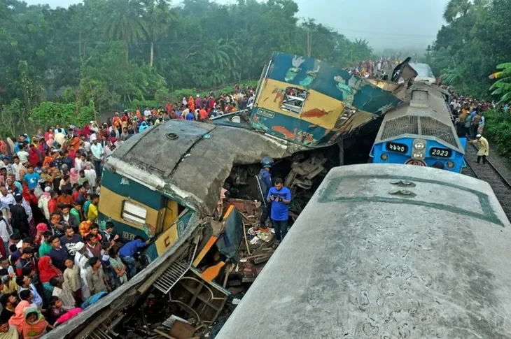 Tai nạn tàu hỏa tại Bangladesh, hàng chục người thương vong - Ảnh 1. Tai nạn tàu hỏa tại Bangladesh, hàng chục người thương vong - Ảnh 1.