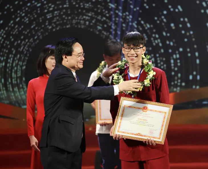 Tuyên dương 10 học sinh dân tộc thiểu số rất ít người trúng tuyển đại học - Ảnh 3. Tuyên dương 10 học sinh dân tộc thiểu số rất ít người trúng tuyển đại học - Ảnh 3.