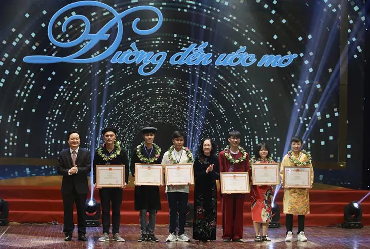 Tuyên dương 10 học sinh dân tộc thiểu số rất ít người trúng tuyển đại học - Ảnh 1. Tuyên dương 10 học sinh dân tộc thiểu số rất ít người trúng tuyển đại học - Ảnh 1.