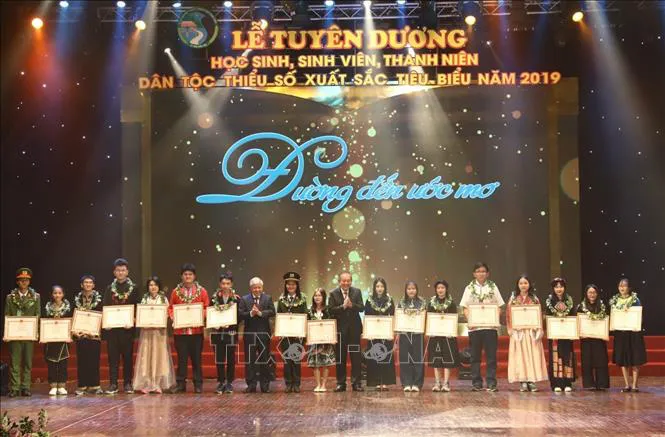 Tuyên dương 120 học sinh, sinh viên, thanh niên dân tộc thiểu số xuất sắc - Ảnh 1. Tuyên dương 120 học sinh, sinh viên, thanh niên dân tộc thiểu số xuất sắc - Ảnh 1.